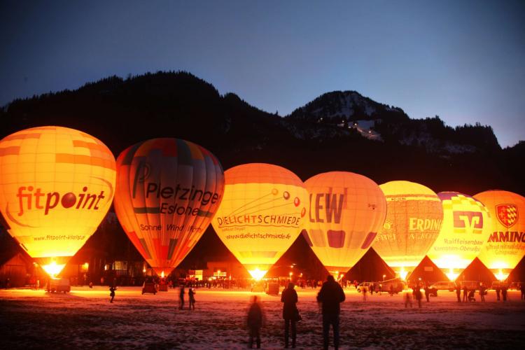 Denkinger PR - Heißluftballons glühen im Bad Hindelanger Alpenpanorama 