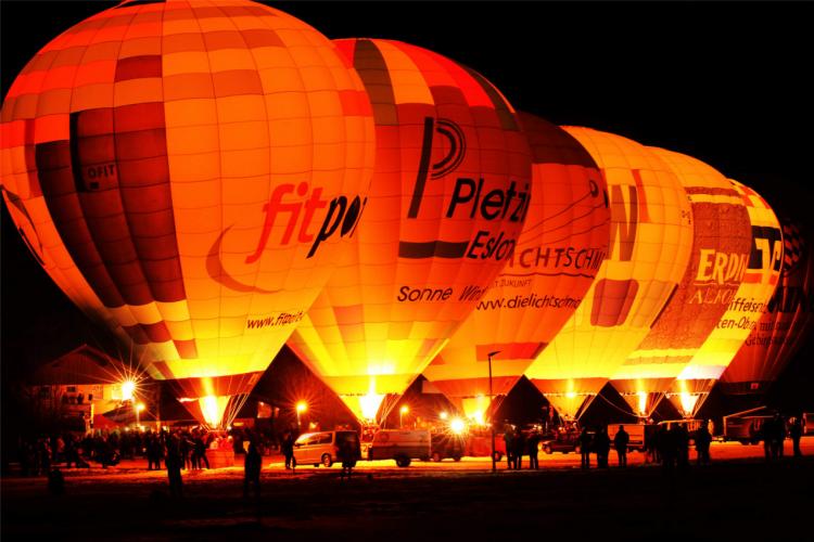 Denkinger PR - Heißluftballons glühen im Bad Hindelanger Alpenpanorama 