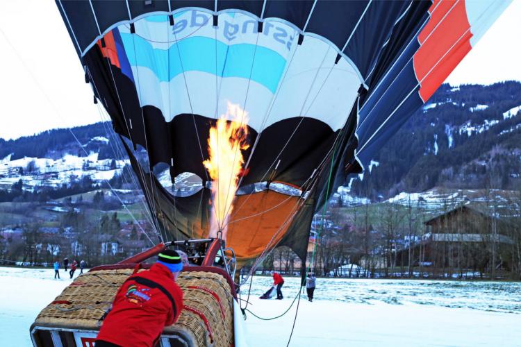 Denkinger PR - Heißluftballons glühen im Bad Hindelanger Alpenpanorama 