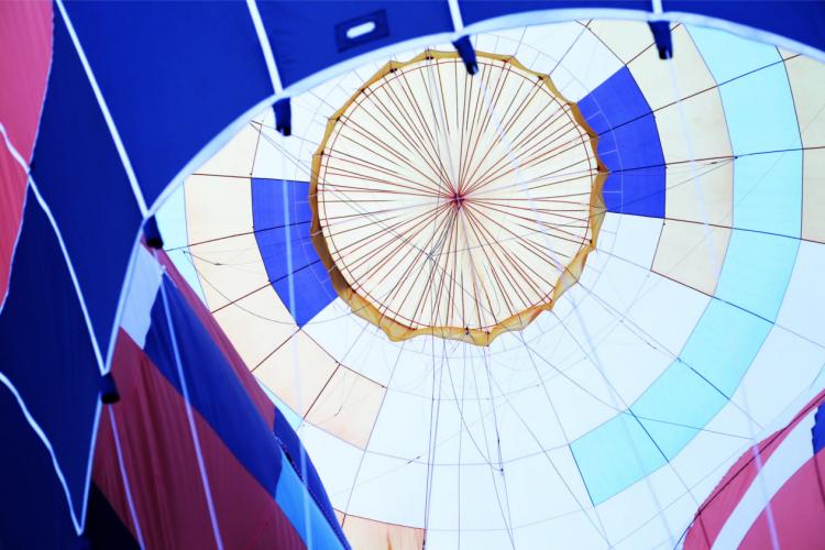 Denkinger PR - Heißluftballons glühen im Bad Hindelanger Alpenpanorama 