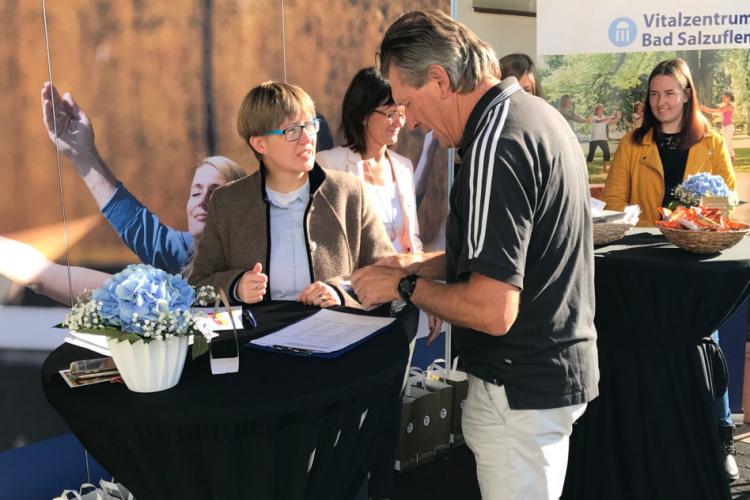 Denkinger PR - Ehemalige Sportstars golfen in Bad Salzuflen für kranke Kinder 