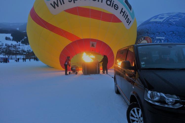 Denkinger PR - Ballone fahren und leuchten im Hindelanger Urlaubsparadies