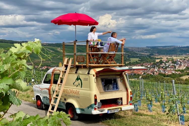 Denkinger PR - „Trapperbus“ bietet Feriengästen Weinberg-Panorama und Wolfsgeheul