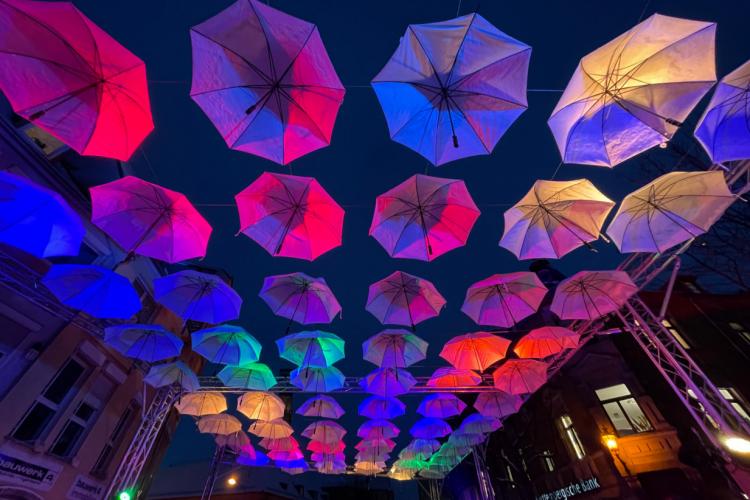 Denkinger PR - Farbenfrohe „Umbrella-Road“ sorgt für Frühlingsgefühle und Zuversicht