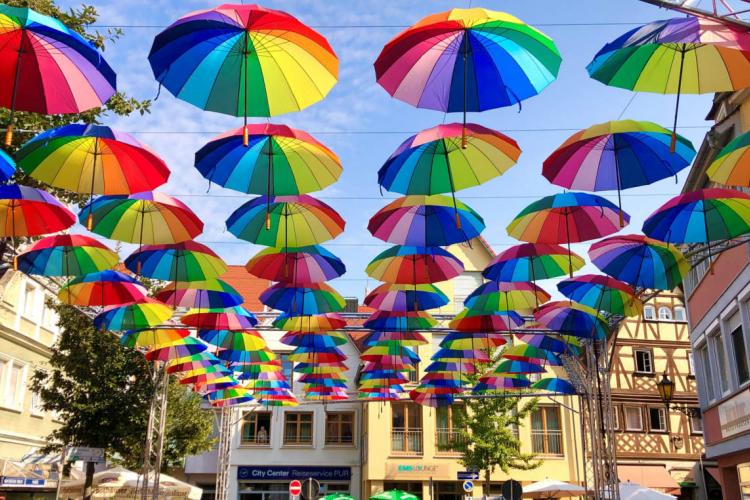 Denkinger PR - Farbenfrohe „Umbrella-Road“ sorgt für Frühlingsgefühle und Zuversicht