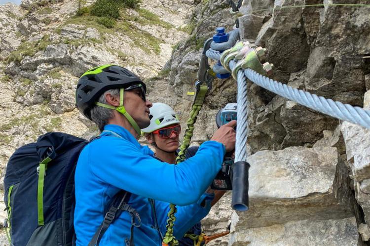 Denkinger PR - Stahl, Drahtseil und Team-Spirit für Sicherheit im Edelrid-Klettersteig