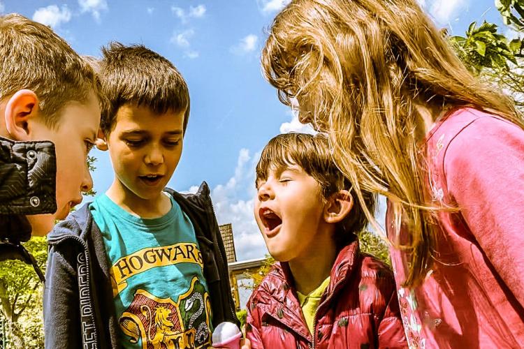 Denkinger PR - Schüler aus Bad Salzuflen singen und tanzen Corona-Pandemie weg 