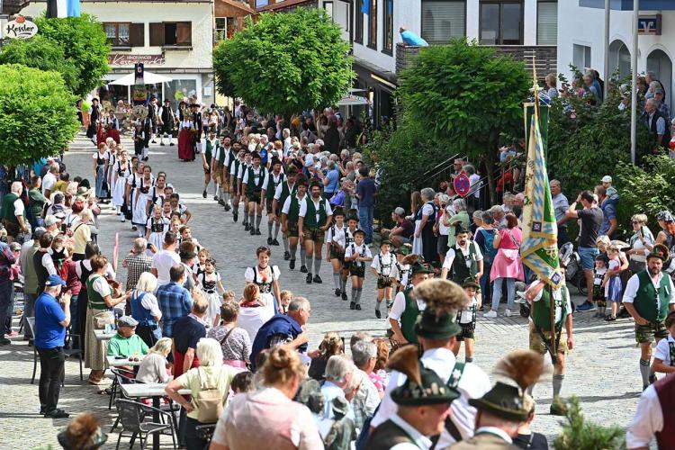 Denkinger PR - Tausende feiern mit dem Gebirgstrachtenverein Jubiläum