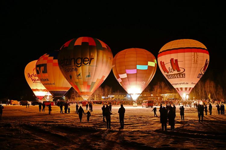 Denkinger PR - Ballonglühen sorgt für farbenfrohes Winterspektakel in Bad Hindelang