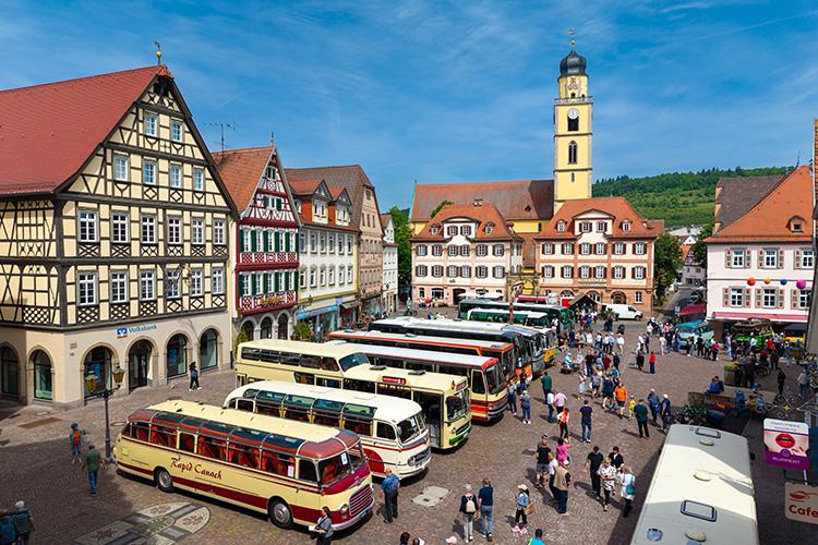 Denkinger PR - Nostalgiker und viele Besucher beim Oldtimer-Bus-Treffen