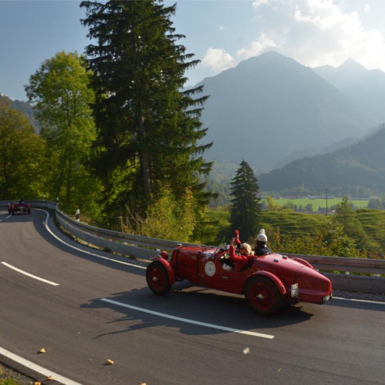 Denkinger PR - Historische Fahrzeuge begeistern bei „Jochpass Memorial“ 