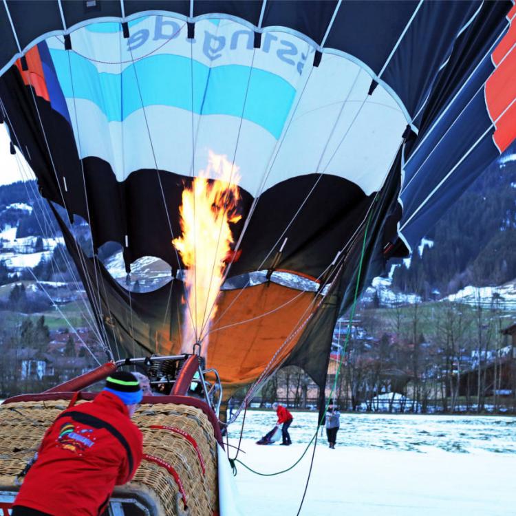 Denkinger PR - Heißluftballons glühen im Bad Hindelanger Alpenpanorama 