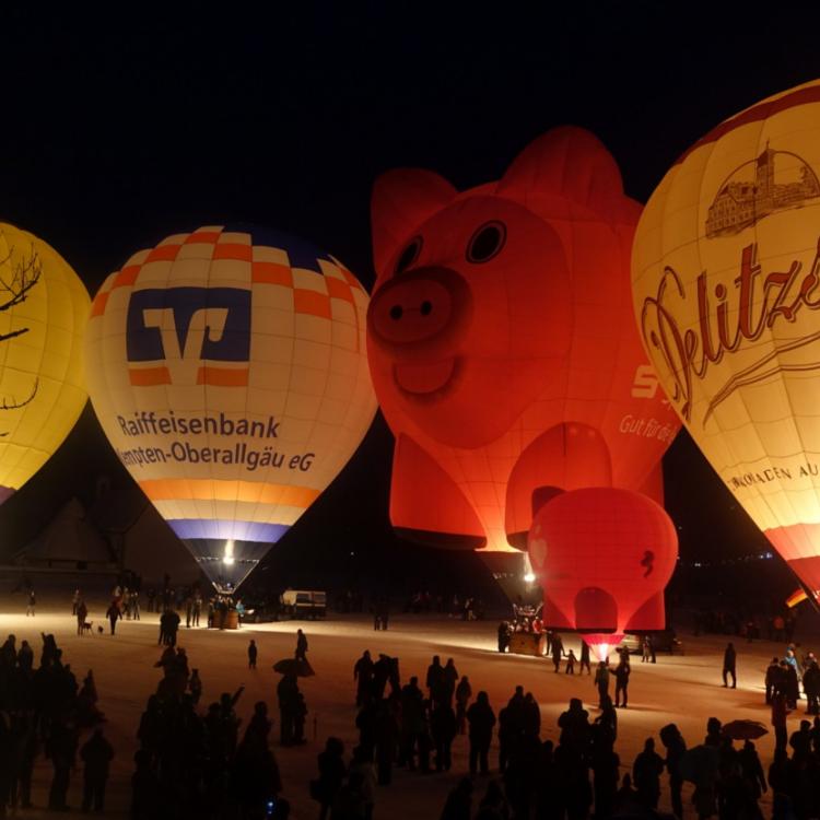 Denkinger PR - Ballone fahren und leuchten im Hindelanger Urlaubsparadies