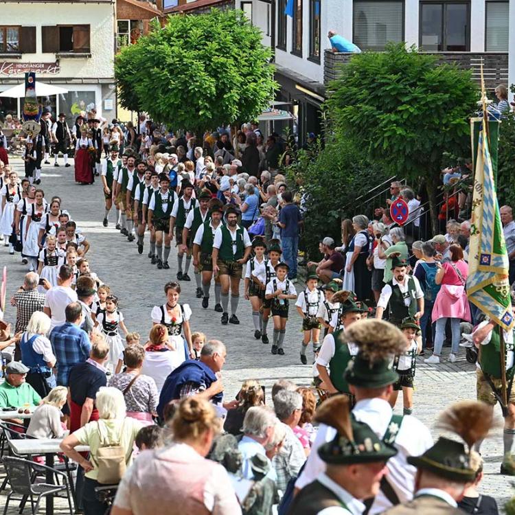 Denkinger PR - Tausende feiern mit dem Gebirgstrachtenverein Jubiläum