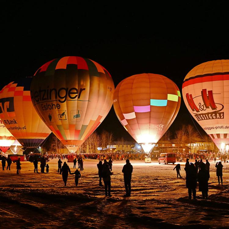 Denkinger PR - Ballonglühen sorgt für farbenfrohes Winterspektakel in Bad Hindelang