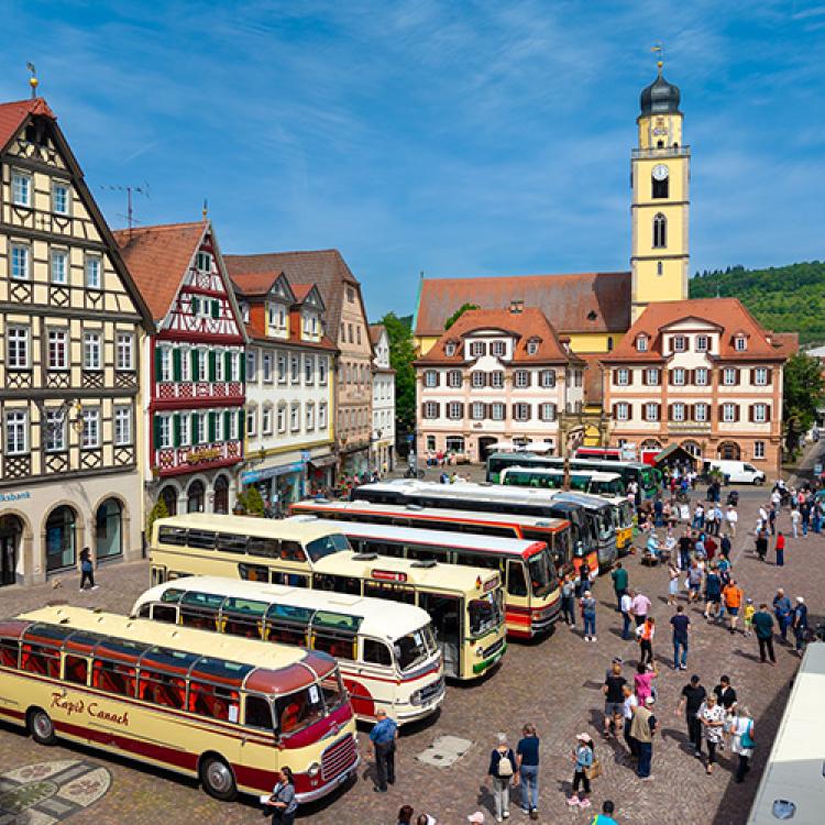 Denkinger PR - Nostalgiker und viele Besucher beim Oldtimer-Bus-Treffen